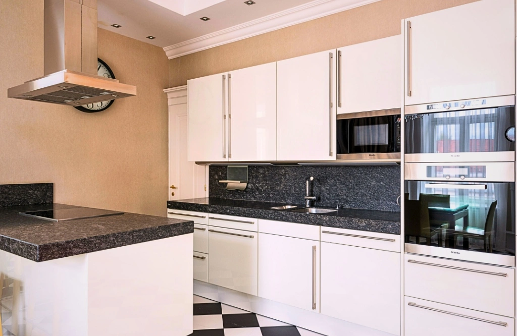 Black and white checkered floor in a kitchen, highlighting its flexibility and multi-functionality.